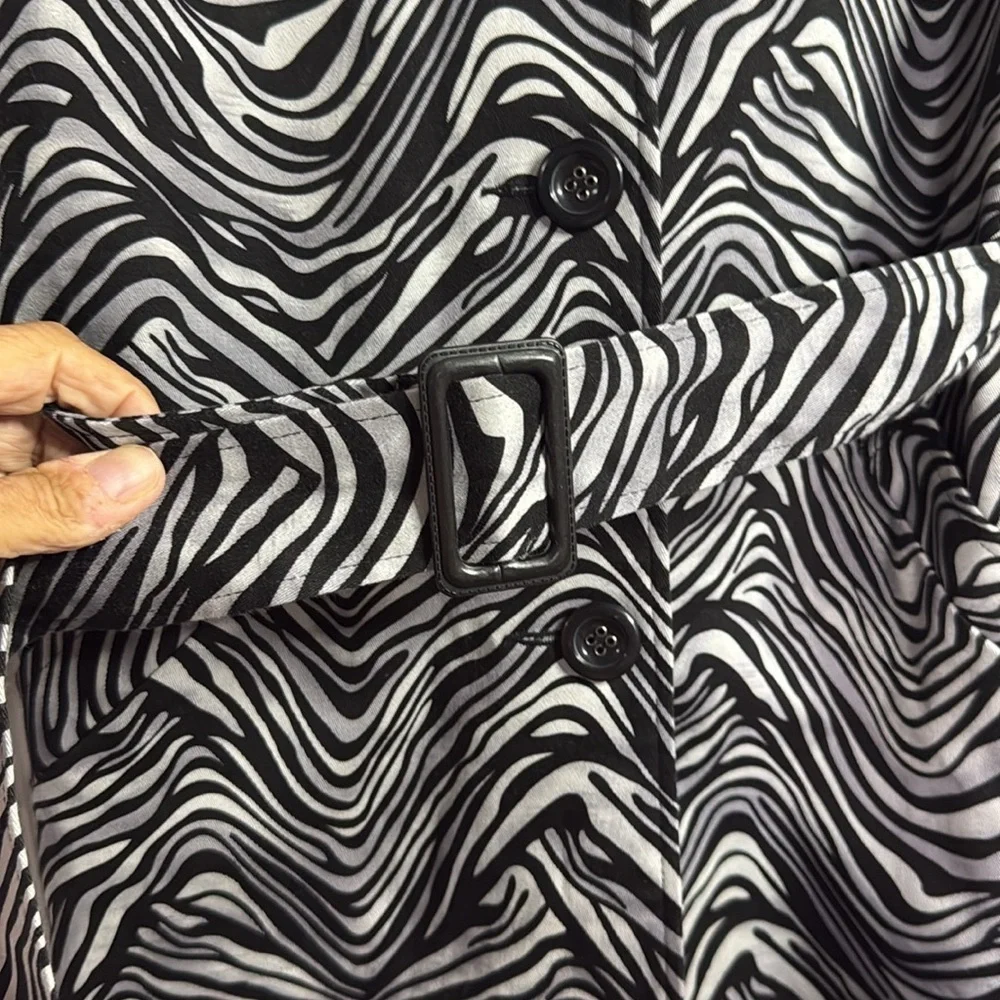 Stylish Julie Mitchell Zebra Print Women's Coat size XL petite